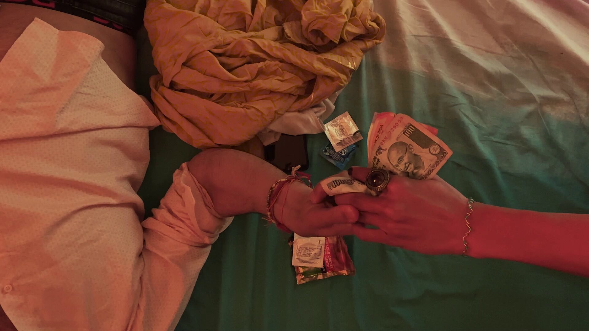 Rs 100 — frame 3